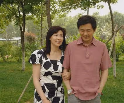 程前：與董卿同居6年，50歲再婚娶圈外嬌妻，如今60歲依然帥氣