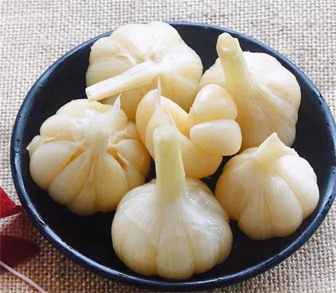 教你在家腌糖蒜,酸甜爽口,百吃不厭,做法簡單,容易儲存
