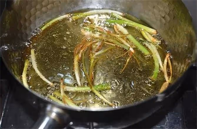 大廚教你蔥油的做法,步驟詳細,香味濃郁,做涼菜做熱菜必備