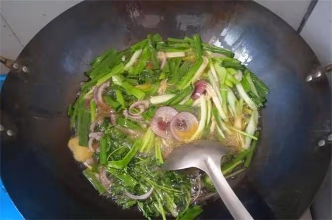 大廚教你蔥油的做法,步驟詳細,香味濃郁,做涼菜做熱菜必備