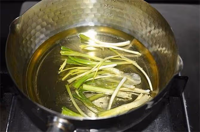 大廚教你蔥油的做法,步驟詳細,香味濃郁,做涼菜做熱菜必備