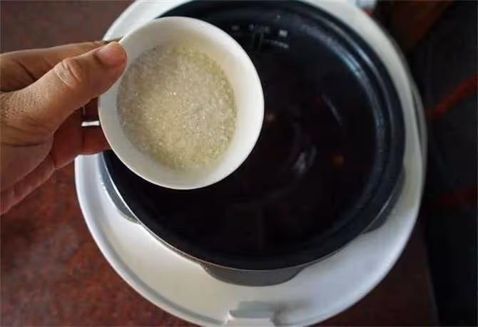 白砂糖怎麼熬糖水?白砂糖熬糖水的做法