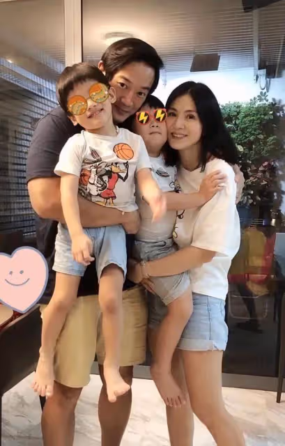楊采妮一家4口為她慶生，她淚溝搶鏡，雙胞胎兒子顏值被老公拉垮
