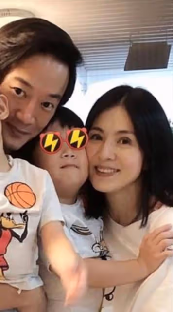楊采妮一家4口為她慶生，她淚溝搶鏡，雙胞胎兒子顏值被老公拉垮