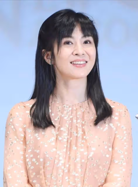 楊采妮一家4口為她慶生，她淚溝搶鏡，雙胞胎兒子顏值被老公拉垮