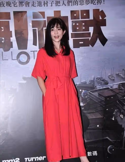 楊采妮一家4口為她慶生，她淚溝搶鏡，雙胞胎兒子顏值被老公拉垮