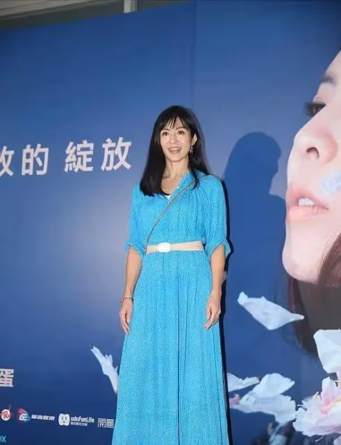 楊采妮一家4口為她慶生，她淚溝搶鏡，雙胞胎兒子顏值被老公拉垮