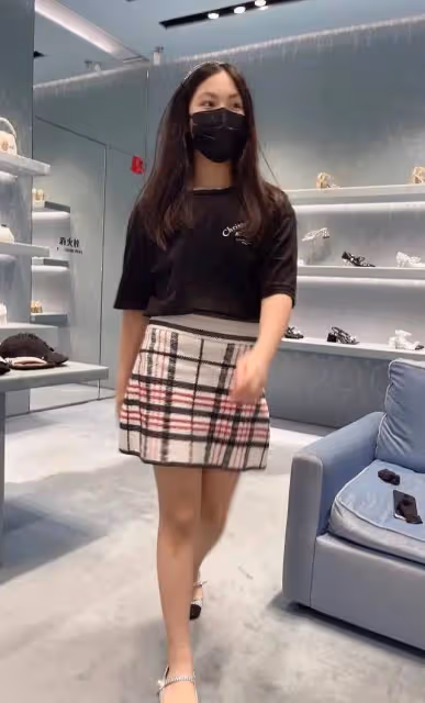 王詩齡怎麼瘦這麼快！跟李湘逛奢侈品店狂買，滿身大牌模樣都變了
