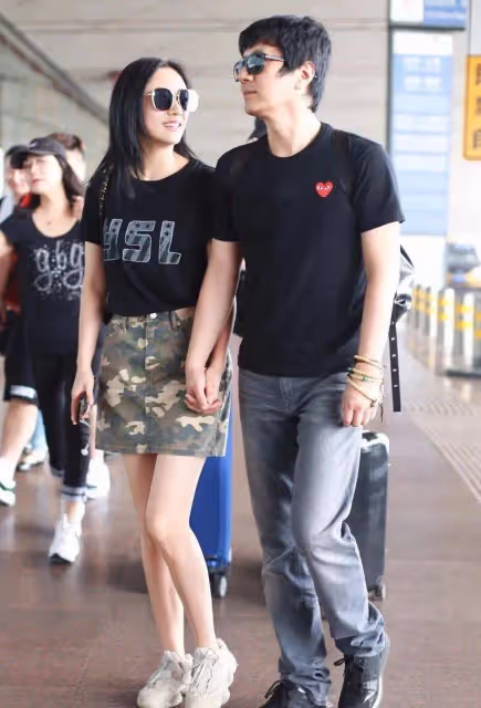 鄭鈞和小16歲二婚老婆愛得太熱烈！夫妻走機場，當眾擁吻好豪放