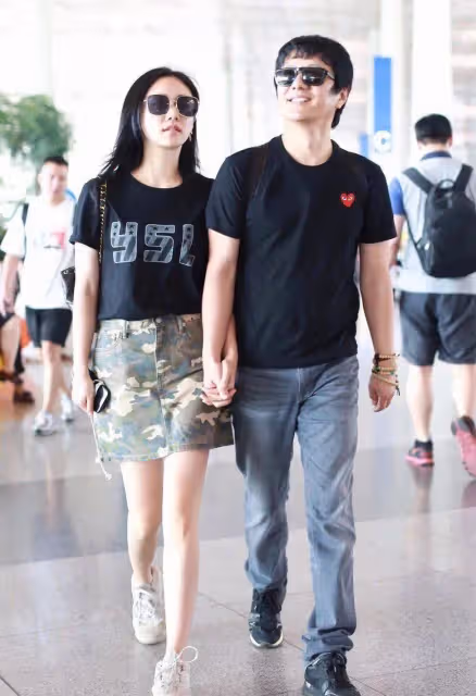 鄭鈞和小16歲二婚老婆愛得太熱烈！夫妻走機場，當眾擁吻好豪放