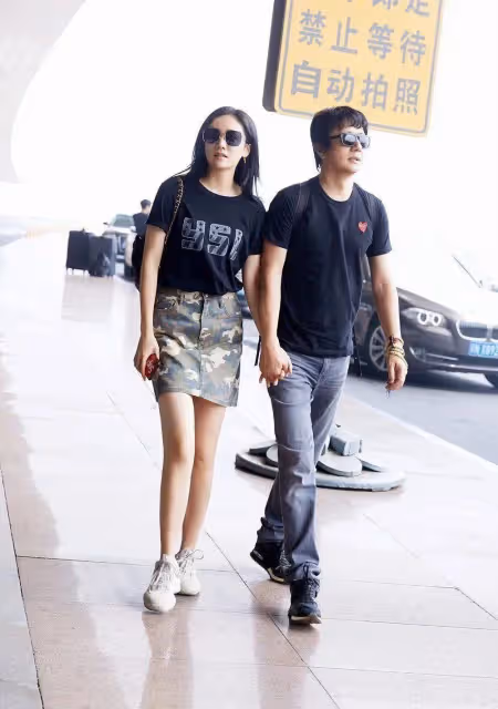 鄭鈞和小16歲二婚老婆愛得太熱烈！夫妻走機場，當眾擁吻好豪放