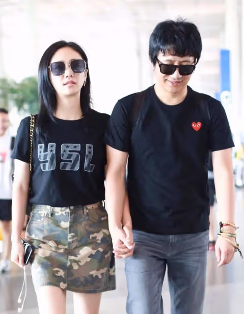鄭鈞和小16歲二婚老婆愛得太熱烈！夫妻走機場，當眾擁吻好豪放