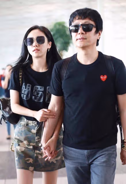 鄭鈞和小16歲二婚老婆愛得太熱烈！夫妻走機場，當眾擁吻好豪放