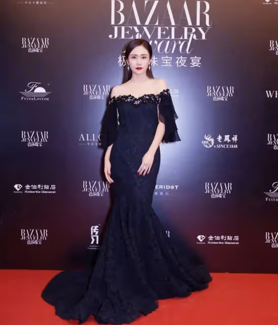 鄭鈞和小16歲二婚老婆愛得太熱烈！夫妻走機場，當眾擁吻好豪放