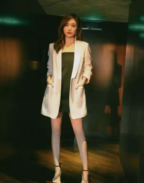 鄭鈞和小16歲二婚老婆愛得太熱烈！夫妻走機場，當眾擁吻好豪放