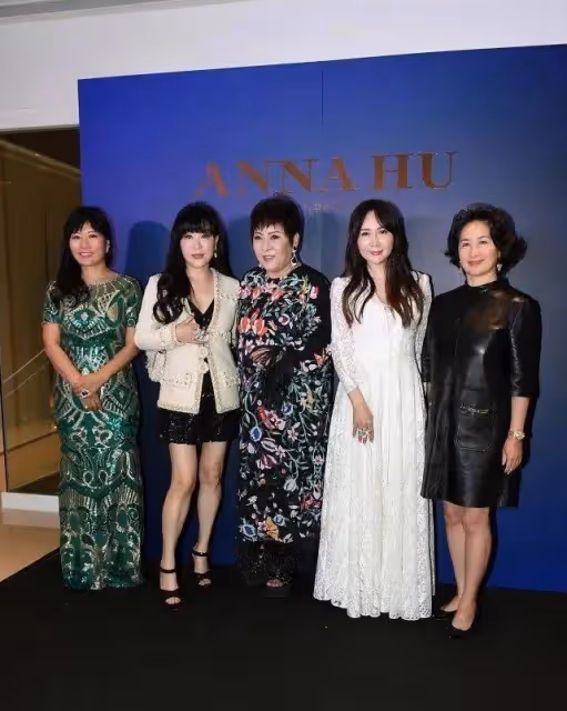 何超瓊小妹怎麼胖成這樣！姐妹罕合體沒劉海太男相，被向太搶風頭