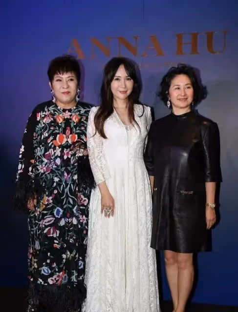 何超瓊小妹怎麼胖成這樣！姐妹罕合體沒劉海太男相，被向太搶風頭