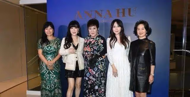何超瓊小妹怎麼胖成這樣！姐妹罕合體沒劉海太男相，被向太搶風頭