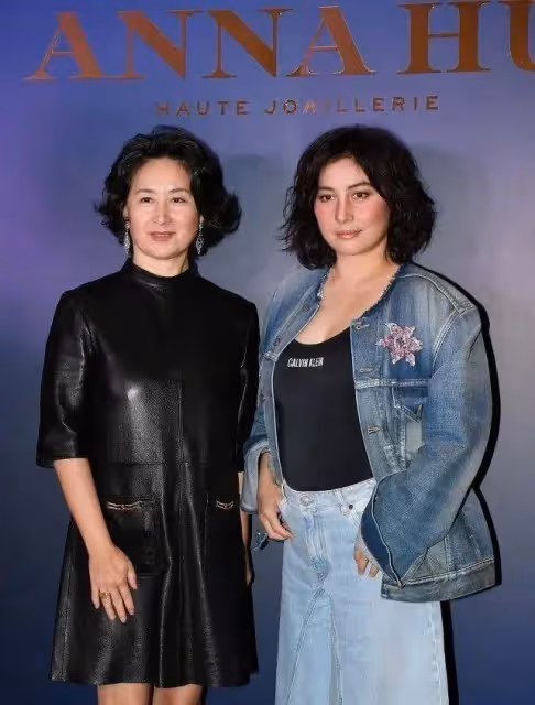 何超瓊小妹怎麼胖成這樣！姐妹罕合體沒劉海太男相，被向太搶風頭