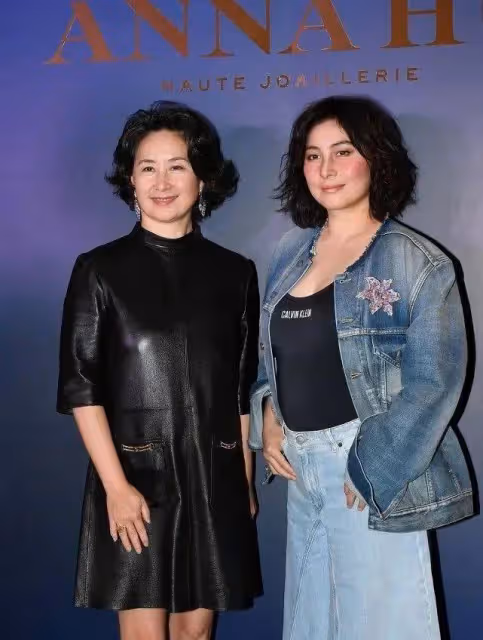 何超瓊小妹怎麼胖成這樣！姐妹罕合體沒劉海太男相，被向太搶風頭