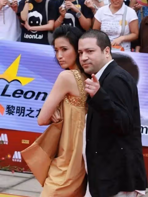 龔蓓苾和導演老公合體！穿娃娃裙用力擺拍太尷尬，美國老公像個胖大叔