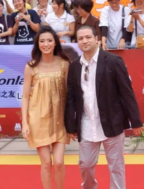 龔蓓苾和導演老公合體！穿娃娃裙用力擺拍太尷尬，美國老公像個胖大叔