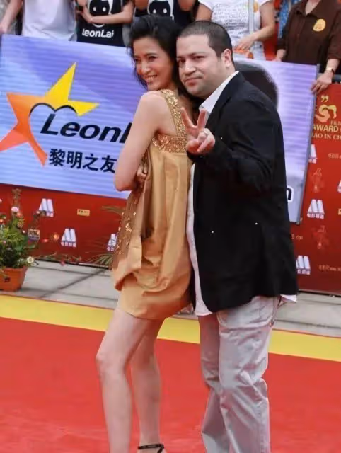 龔蓓苾和導演老公合體！穿娃娃裙用力擺拍太尷尬，美國老公像個胖大叔