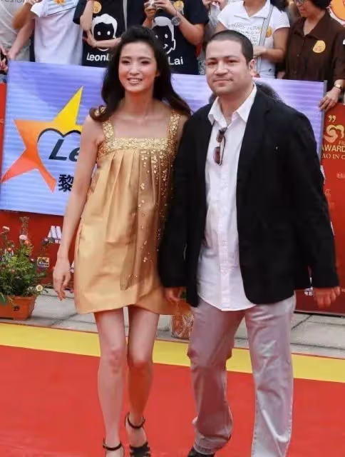 龔蓓苾和導演老公合體！穿娃娃裙用力擺拍太尷尬，美國老公像個胖大叔