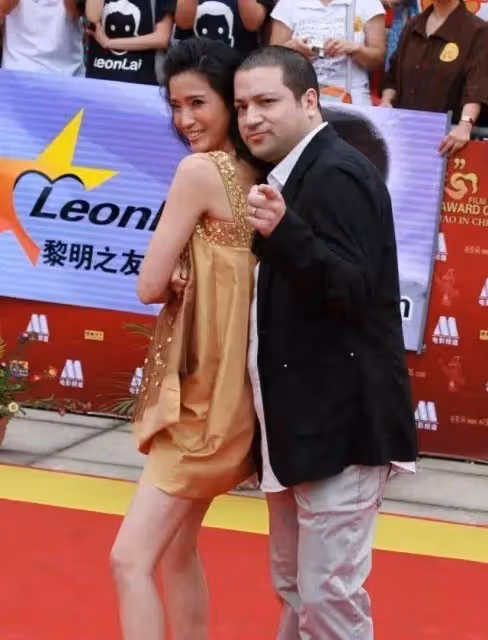龔蓓苾和導演老公合體！穿娃娃裙用力擺拍太尷尬，美國老公像個胖大叔