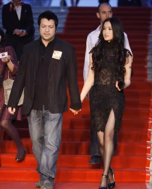 龔蓓苾和導演老公合體！穿娃娃裙用力擺拍太尷尬，美國老公像個胖大叔