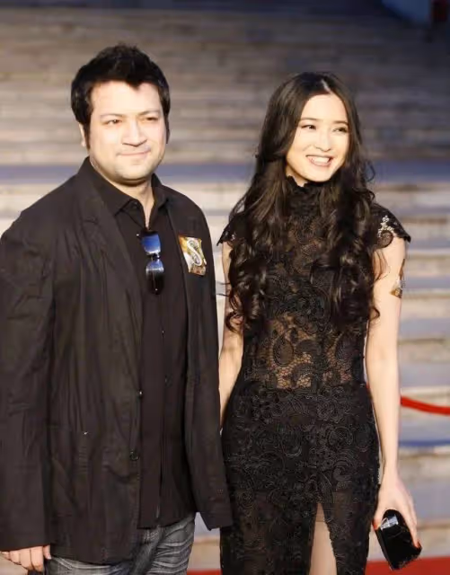 龔蓓苾和導演老公合體！穿娃娃裙用力擺拍太尷尬，美國老公像個胖大叔