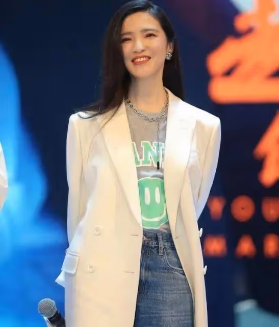 龔蓓苾和導演老公合體！穿娃娃裙用力擺拍太尷尬，美國老公像個胖大叔