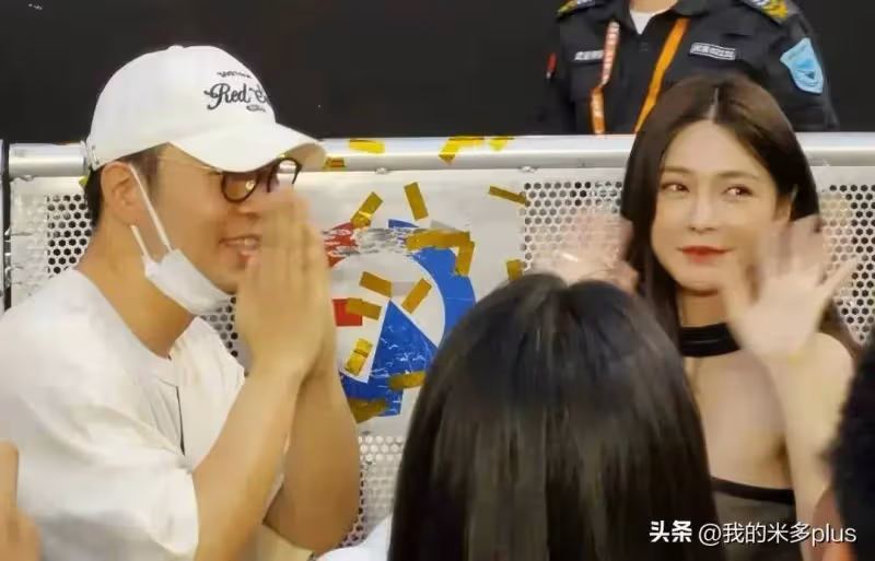 沈夢辰背愛馬仕看周杰倫演唱會,杜海濤又哭又笑,見到偶像太激動