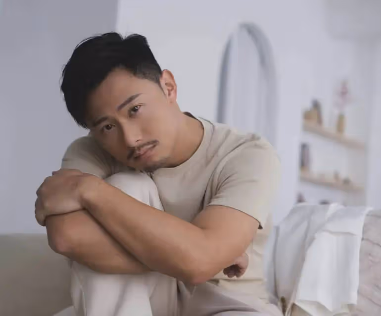 又走一個！TVB知名男星突然宣布離巢，妻子懷二胎臨盆在即
