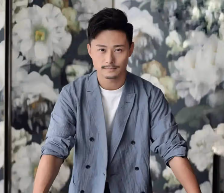 又走一個!TVB知名男星突然宣布離巢,妻子懷二胎臨盆在即