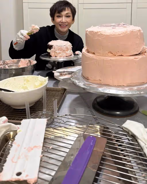 曾與周潤發閃婚閃離,被網友封為「最靚婆婆」,兩位TVB視後為其點贊