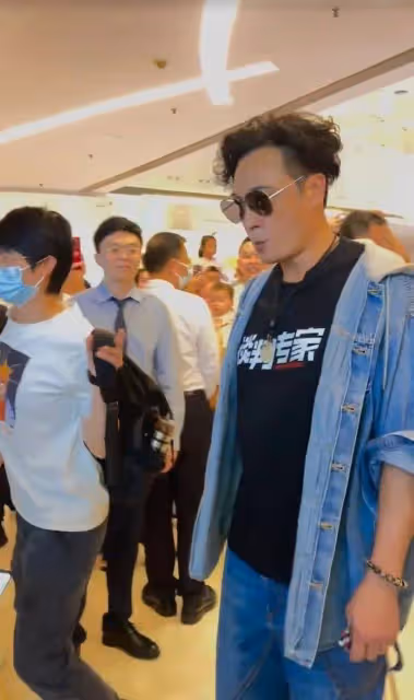 他被稱為香港恐怖電影鼻祖,因小兒麻痹症行動不便,不介意被劉德華模仿