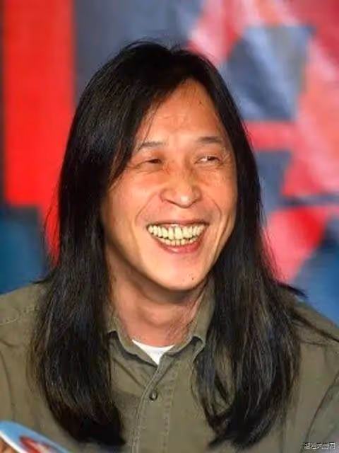 他被稱為香港恐怖電影鼻祖，因小兒麻痹症行動不便，不介意被劉德華模仿
