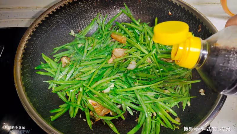 原來豆角和它才絕配，知道的人不多！一炒一燜就一鍋，鮮香十足、滿口好味道