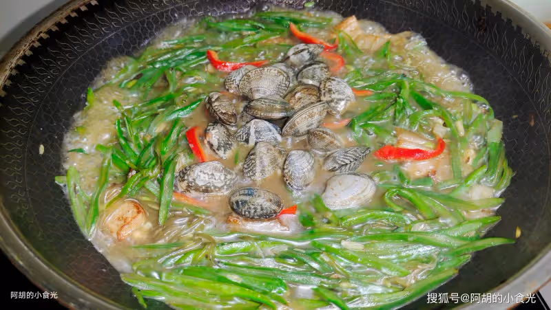 原來豆角和它才絕配，知道的人不多！一炒一燜就一鍋，鮮香十足、滿口好味道