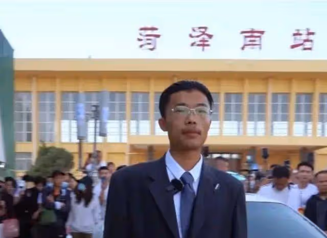 郭有才爭議又起!曾為錢開燒烤店今說賺錢非追求,網友:太矛盾!