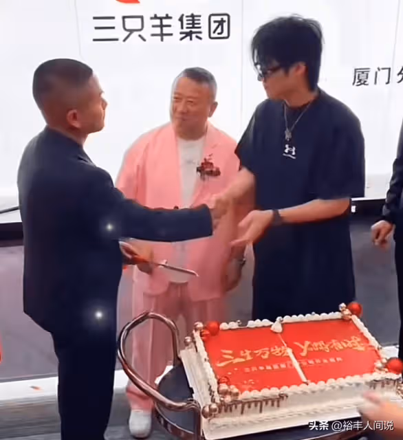 三隻羊廈門分公司開業!曾志偉穿粉裝現身,透露未來重要動向