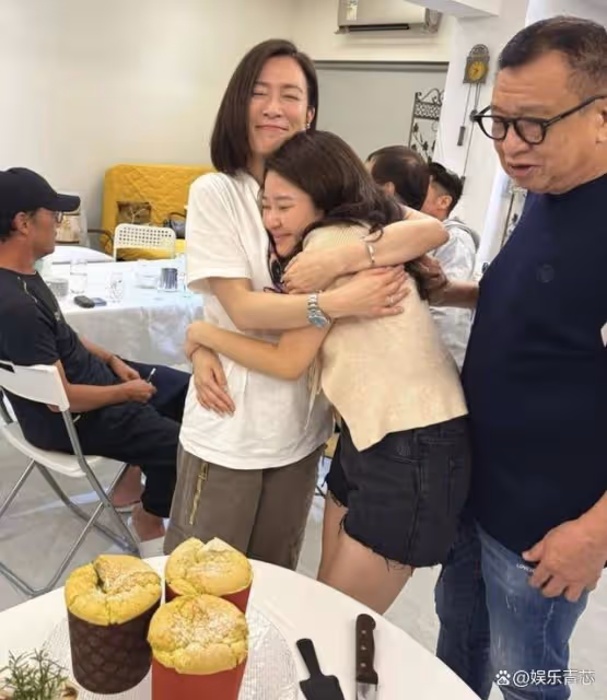 佘詩曼過49歲生日，許紹雄女兒做蛋糕！網友熱議：這情誼不一般！