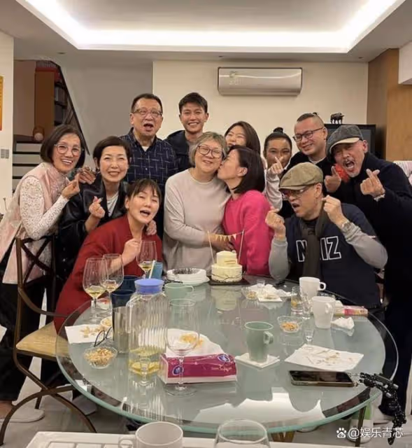 佘詩曼過49歲生日，許紹雄女兒做蛋糕！網友熱議：這情誼不一般！