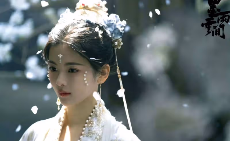 墨雨雲間:忍得楊超越頭披「蚊帳」,忍不了陳喬恩同款「花臉妝」