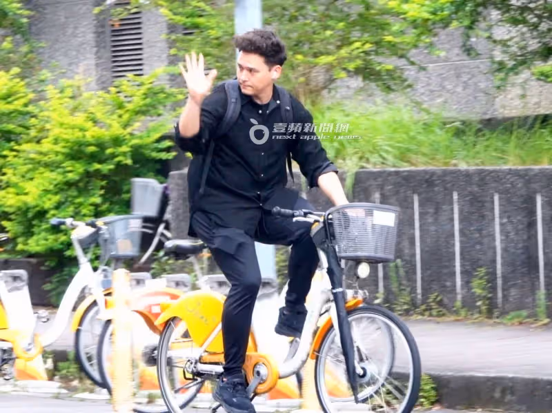 狗仔直擊｜倪安東騎Ubike護送國小女兒搭公車！溫馨共度9分鐘