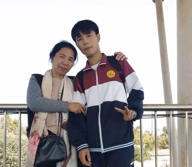 學霸男孩手上長疙瘩,一查竟已是癌症中晚期,灑淚揮別高考