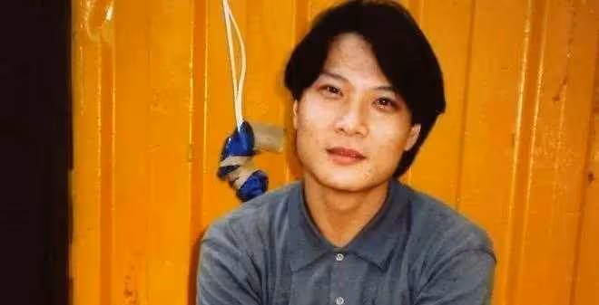 同母不同命，兩兄弟近況大不相同，一個因怪癖毀了一生，一個成人生贏家