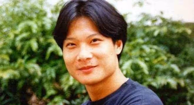 同母不同命，兩兄弟近況大不相同，一個因怪癖毀了一生，一個成人生贏家