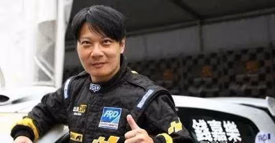 同母不同命，兩兄弟近況大不相同，一個因怪癖毀了一生，一個成人生贏家